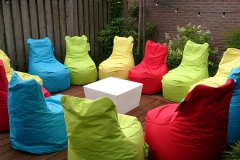 Gekleurde zitzakken tijdens tuinfeest