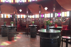 Biertonnen in spiegeltent tijdens carnaval